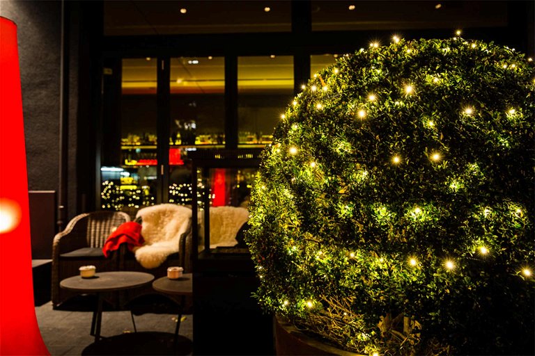 Im Hamburger »The George Hotel« kommt zur Weihnachtszeit prunkvolle Effektbeleuchtung zum Einsatz.