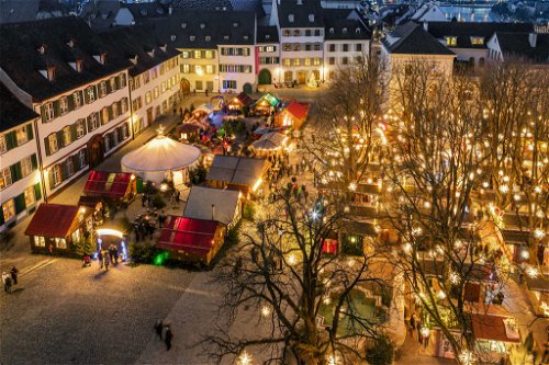Weihnachtsmarkt Basel Mit mehr als hundert grossen Tannen, stimmungsvollen Strassenbeleuchtungen und den vorweihnachtlich geschmückten Häusern zählt Basel zu den schönsten weihnächtlichen Innenstädten Europas.