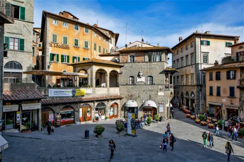 Cortona, Toskana:&nbsp;Enge Gassen, Bürgerhäuser und Palazzi mit prächtigen Portalen prägen das Stadtbild.