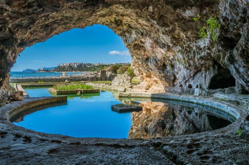 Blick auf Sperlonga (Latium) durch die Höhle von Kaiser Tiberius Villa.&nbsp;Auf einem Felsplateau über dem Meer liegt der malerische Ort mit weißen Häusern und engen Gassen zwischen Rom und Neapel.