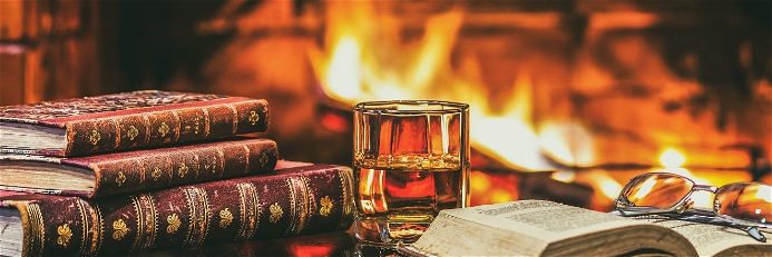 Ob zu Hause oder in der Bar – ein Glas Whisky macht sich gut für einen gemütlichen Abend.