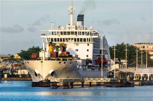 Die »Aranui 5« befördert Kreuzfahrer und Fracht zu den Marquesas. Die Tour auf der 2200-Seemeilen-Strecke ab/bis Tahiti dauert zwei Wochen.