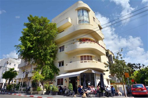 In keiner Stadt der Welt stehen so viele Bauhaus-Bauten wie in Tel Aviv. Hier ein typisches am ikonischen Dizengoff-Platz. Das Café »Nahat« ist für herrliche Nachspeisen und seinen köstlichen Kaffee bekannt.