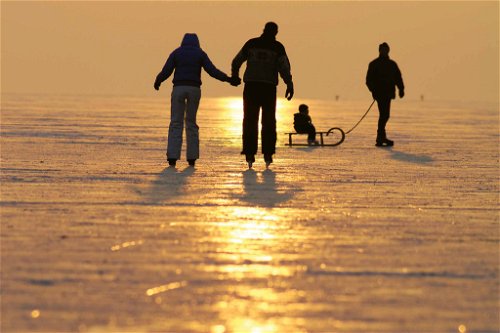 Dickes Eis: Im Winter verwandelt sich der See zur größten Eisspielfläche Mitteleuropas.