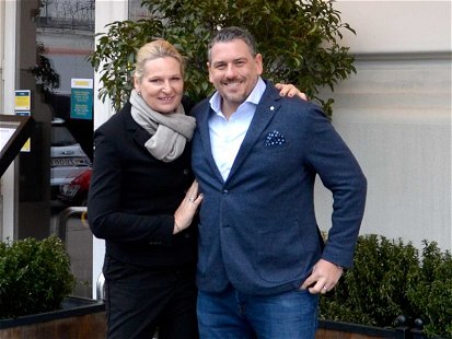 Gabriele und Robert Huth vor ihrem neuen Restaurant.