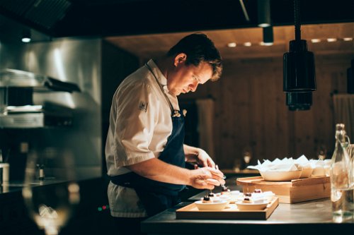 Max Natmessnig sorgt als Küchenchef im »Schualhus« für Furore und lässt sich während der Sommermonate bei seinen beliebten »Cookery Classes« über die Schulter blicken.