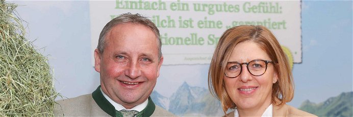 Karl Neuhofer, Obmann der ARGE Heumilch und Geschäftsführerin Christiane Mösl&nbsp;