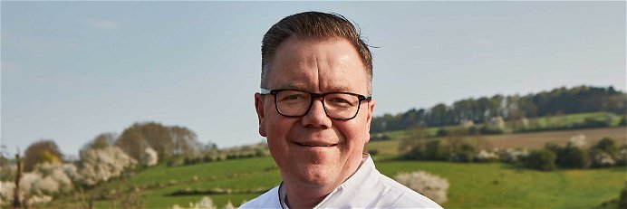 Peter Niemann ist seit September 2017 Gastgeber, Küchenchef und Hoteldirektor des »Relais &amp; Châteaux Hotel Schloss Hohenhaus«.