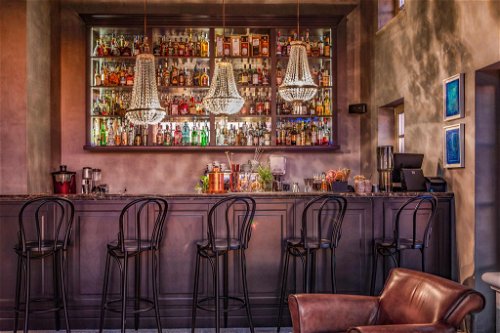 In der von Stardesigner Boris Ružić designten Cocktailbar werden die Gäste mit außergewöhnlichen Cocktailkreationen mit hausgemachten Likören und Sirupen verwöhnt.