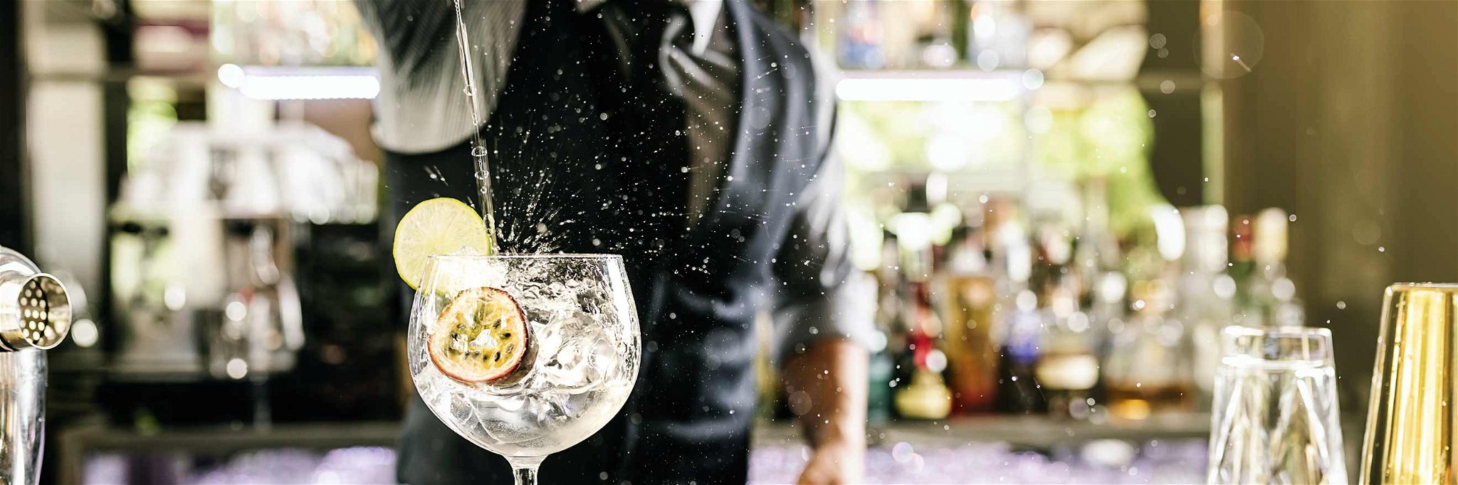 Gin ist bereits seit dem 19. Jahrhundert Nationalgetränk in England. Derzeit erlebt er eine weltweite Renaissance und gilt als eine der trendigsten Spirituosen überhaupt.