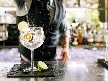 Gin ist bereits seit dem 19. Jahrhundert Nationalgetränk in England. Derzeit erlebt er eine weltweite Renaissance und gilt als eine der trendigsten Spirituosen überhaupt.
