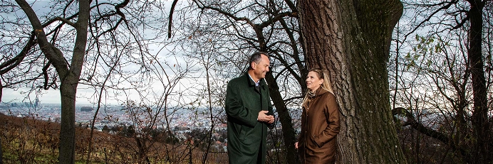 Forstdirektor Andreas Januskovecz plaudert mit Christa Kummer über Waldbewohner und die Besucher aus der Stadt.