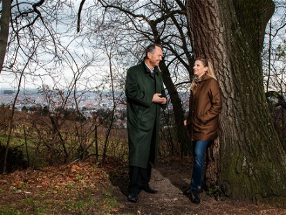 Forstdirektor Andreas Januskovecz plaudert mit Christa Kummer über Waldbewohner und die Besucher aus der Stadt.