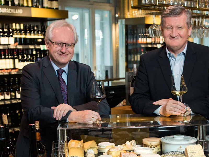 Die legendären Brüder Adi (l.) und Herbert Schmid (r.) stehen für Top-Qualität bei Wein und Käse.