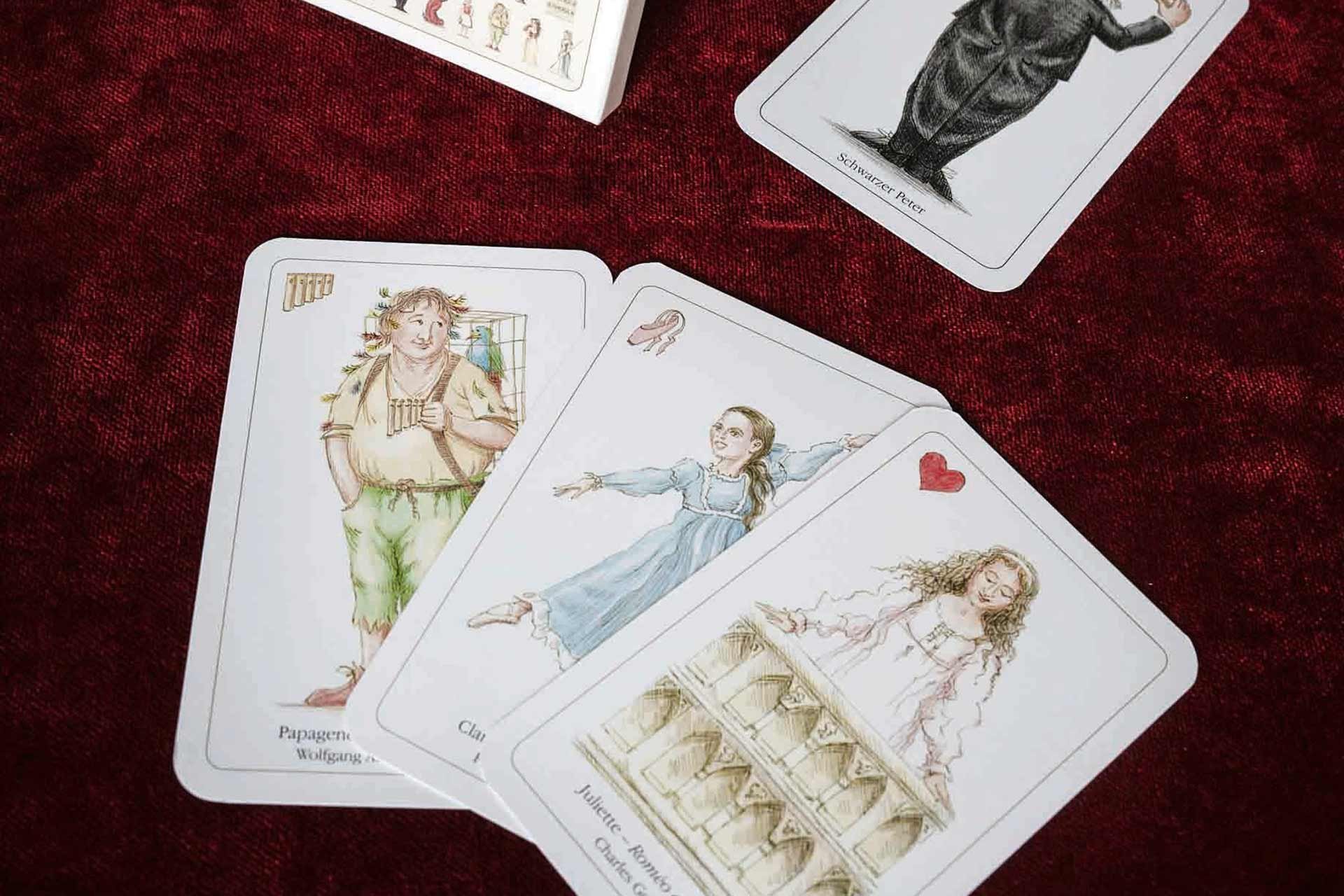 Bei der traditionellen Dorotheum-Online-Auktion können von Kammersänger Benedikt Kobell gestaltete »Schwarzer Peter«- Spielkartensets ersteigert werden.