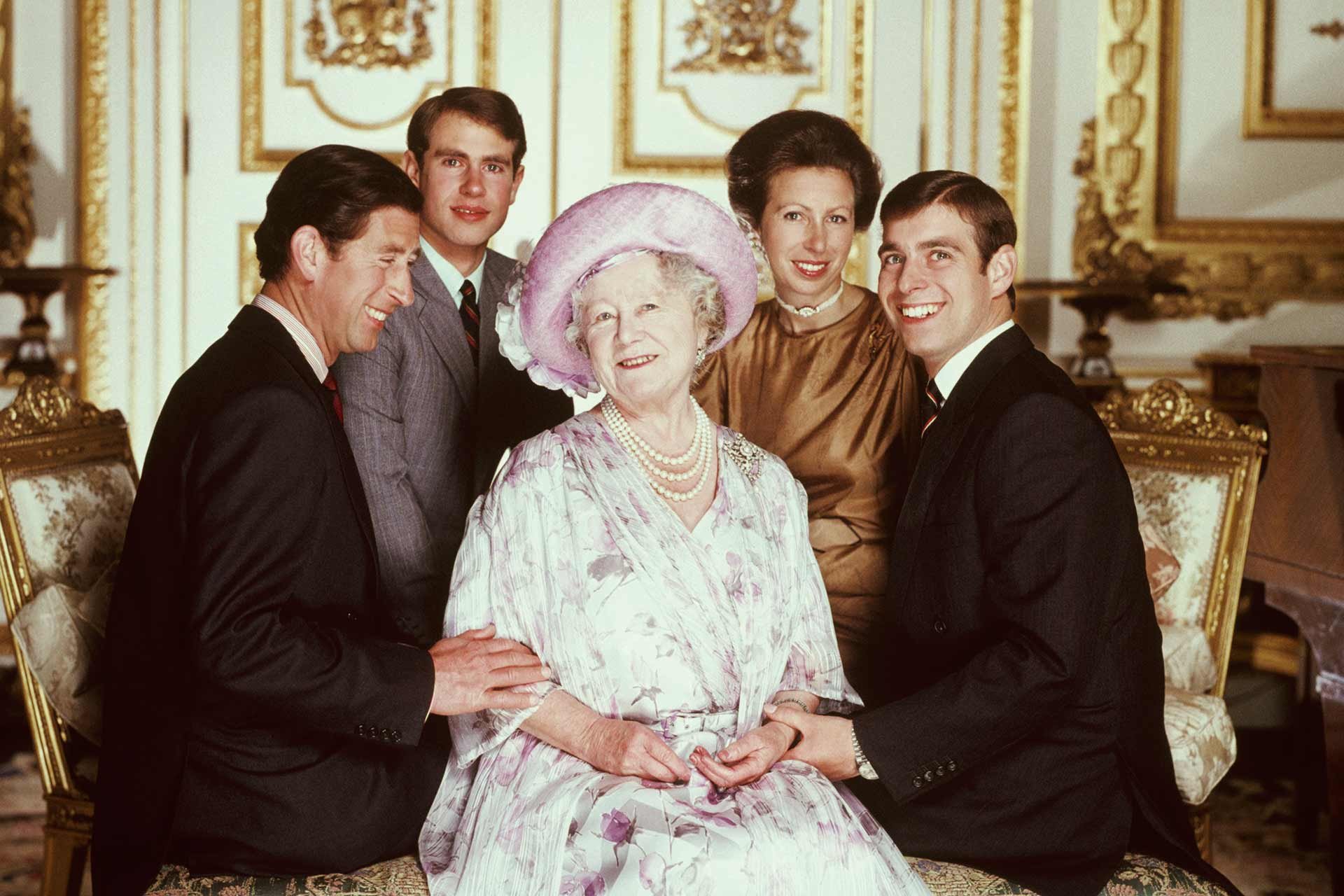 Queen Mum: die 2002 verstorbene Mutter von Königin Elizabeth II., hier mit ihren Enkeln Charles, Edward, Anne und Andrew (v. l.), hatte eine grosse Vorliebe für Gin. Bis zuletzt soll sie nach mindestens einem Drink pro Tag verlangt haben.