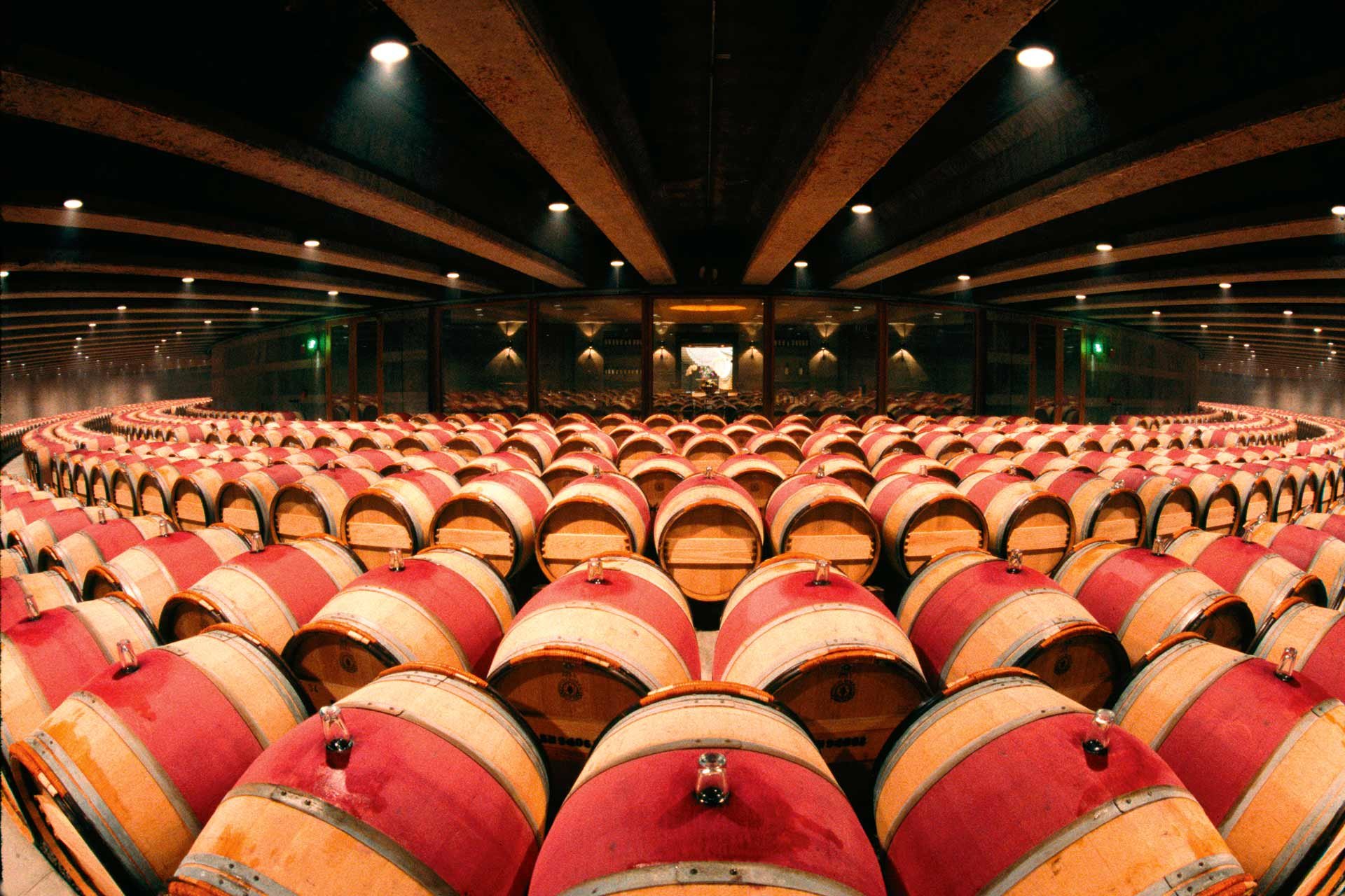 In den Schiffsbäuchen verschwindet alles: Rotweine aus Übersee wie der Opus One aus dem Napa Valley genauso wie die Bordeaux-Legende Cheval Blanc.