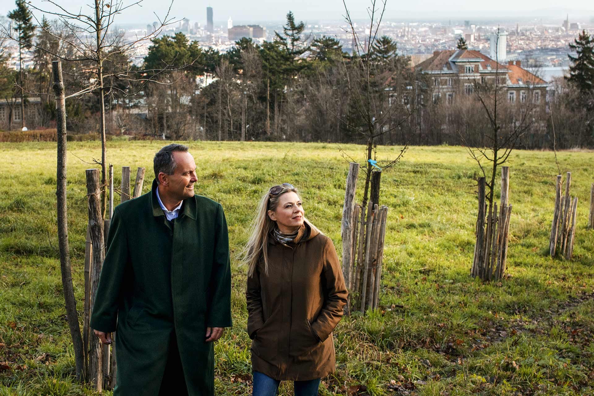 Andreas Januskovecz und Christa Kummer plaudern beim Spaziergang durch die Natur über die besonderen Herausforderungen von Forstwirtschaft in einer Millionenstadt.