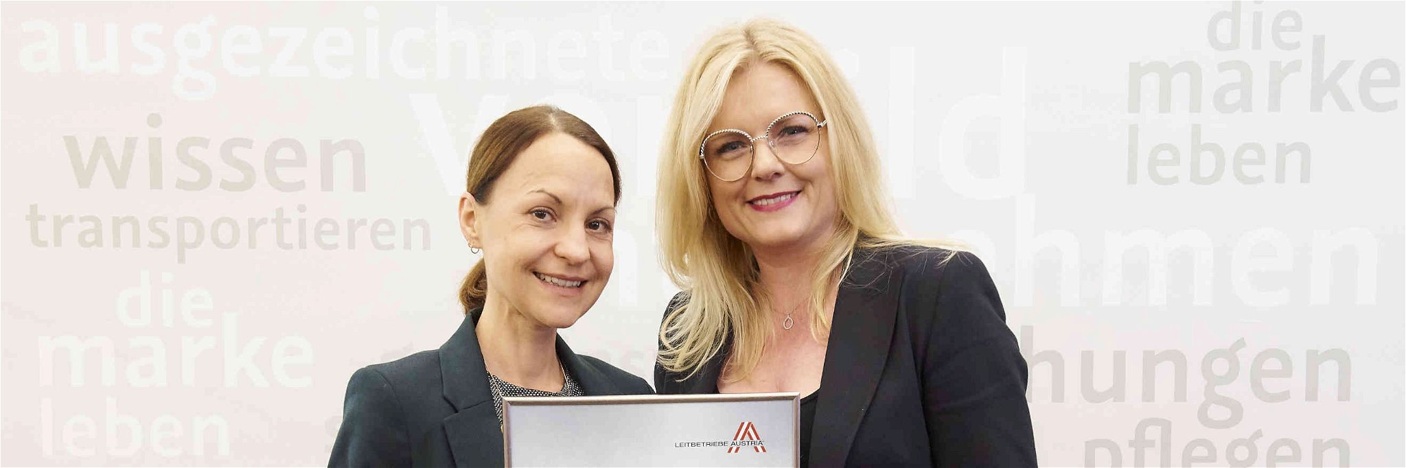 Bettina Fleiss, Bereichsleitung Marketing Transgourmet, erhielt das Zertifikat von der&nbsp;Geschäftsführerin der »Leitbetriebe Austria« Monica Rintersbacher.