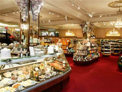 Die Gourmetabteilungen britischer Kaufhäuser, wie hier bei Selfridges in der Londoner Oxford Street, bersten schier vor in- und ausländischen Delikatessen.