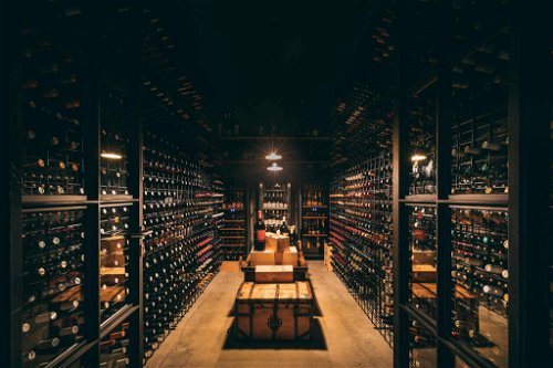Im Weinkeller gibt es ungefähr 600 erlesene Weine zu entdecken. Der Sommelier berät die Gäste gerne bei der Auswahl.