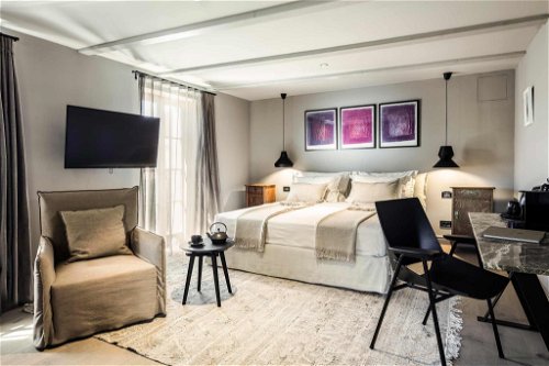 Die Zimmer und Suiten des Luxushotels sind mit ausgewählten modernen Möbelstücken eingerichtet. Kunstgemälde runden das Interieur ab.