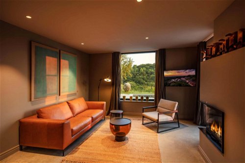 Das Wohnzimmer der Villa bietet luxuriösen Komfort zum Entspannen.