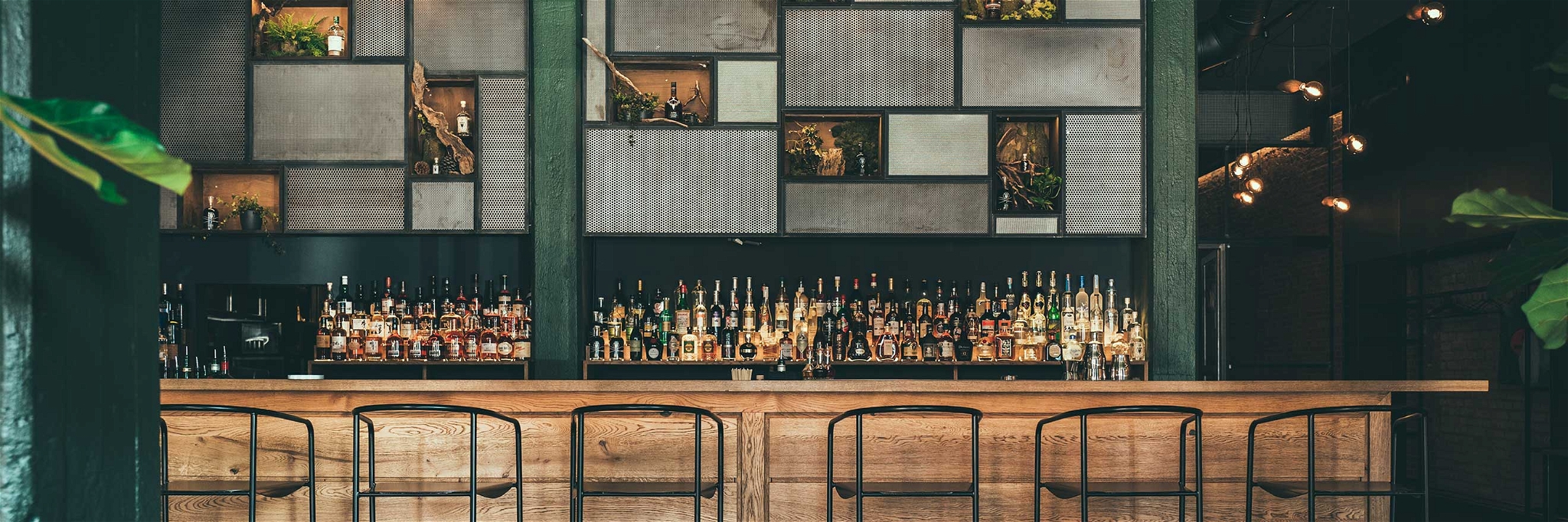 Bis man im »Drilling« wieder an der Bar genießen kann, füllt die Destillerie ihre Drinks in Flaschen ab.