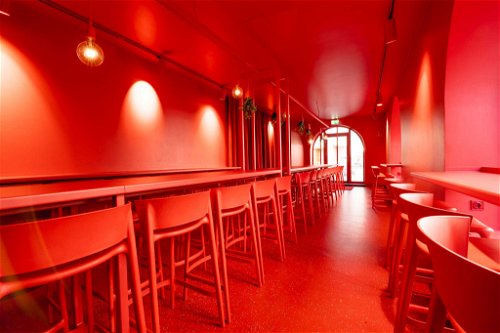 Das Restaurant in Salzburg ist komplett Rot.