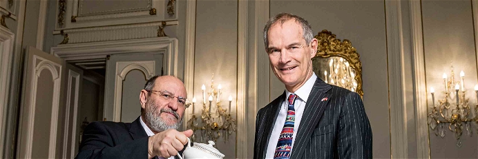 Seine Exzellenz, Leigh Turner, wird von Antonio, seit 39 Jahren Butler der britischen Botschaft in Wien, mit Tea und Scones versorgt.