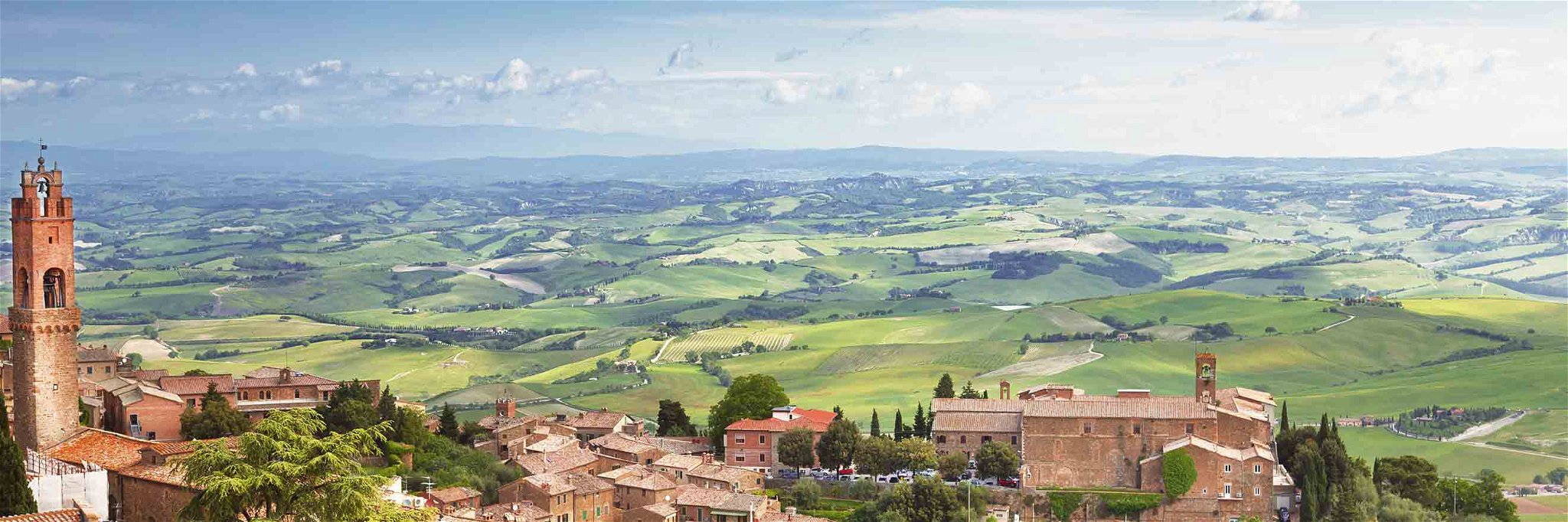 Aussicht auf die mittelalterliche italienische Stadt Montalcino.