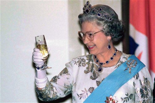 No wine, thanks! Die Queen trank für gewöhnlich nur Champagner, Liköre und Gin-Cocktails, erzählen Insider aus dem Buckingham Palast.