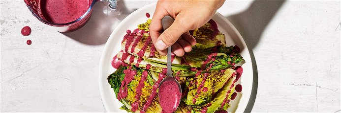 Zero Foodwaste Kitchen: Gebratener Salat mit Blaubeer-Dressing
