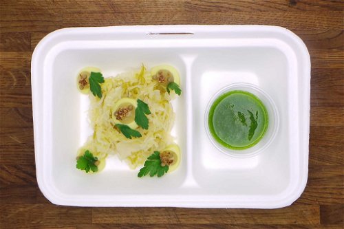 Spitzkohlsalat, grüne Sancho Beeren und Portulak mit Kopfsalatsud (vegan, 18 Euro).