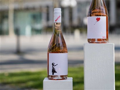 Banksys »Girl with Balloon« Etikett auf dem Rosé »Love &amp; Hope« des Weingut St. Antony.
