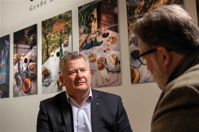 Auskenner unter sich: Der neue ÖWM-Geschäftsführer Chris Yorke im Gespräch mit Falstaff Wein-Chefredakteur Peter Moser.