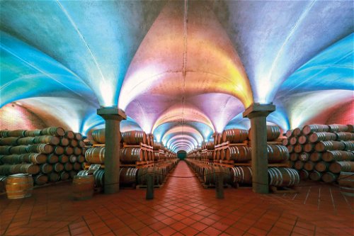 Stimmungsvolle Lichtspiele ver­schönern den atemberaubenden Lagerkeller der Destillerie Berta&nbsp; im Piemont.