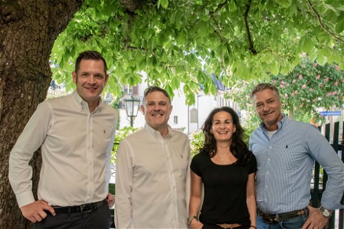 Geschäftsführer Christian Schwendimann mit dem neuem Chefkoch Werner Rothen und den Geschäftsinhabern Irene und Lukas Uehlinger.