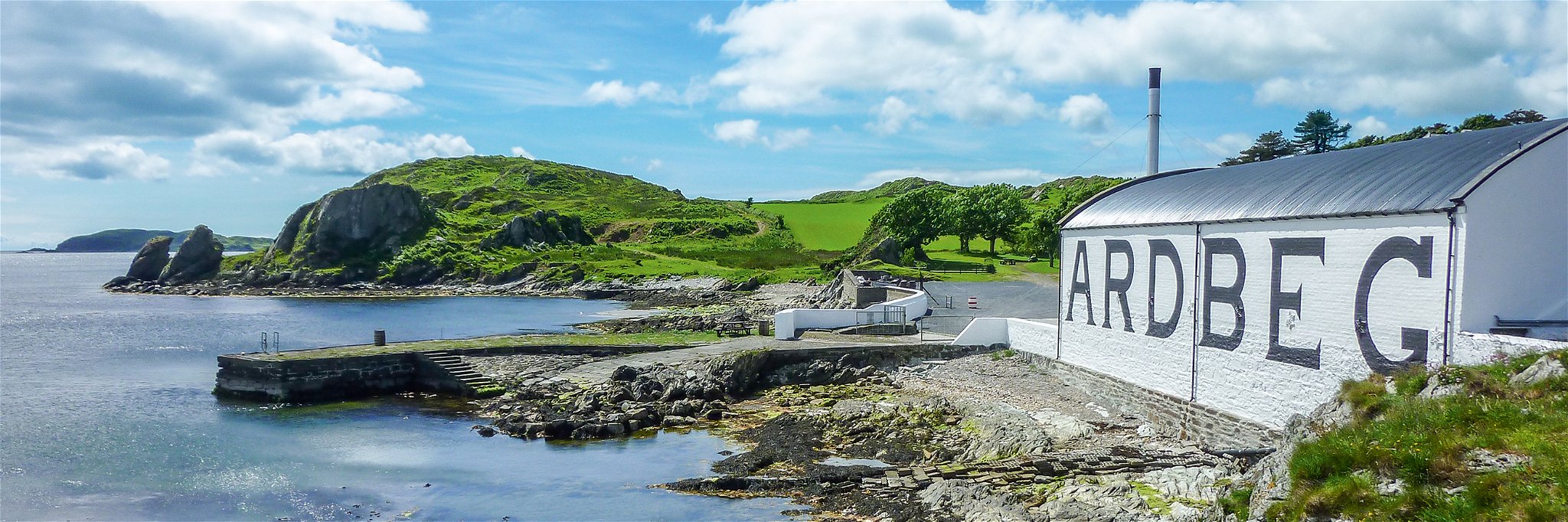 Am Südufer der Insel Islay liegt die Whisky-Destillerie Ardbeg, deren Ursprünge bis in das Jahr 1794 zurückreichen.