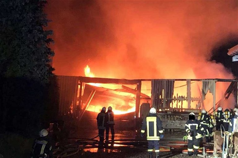 Der Maschinenschuppen mit dem gesamten Fuhrpark des Weinguts ist den Flammen zum Opfer gefallen.