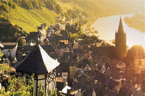 Blick vom Weinbergshäuschen im Doctor auf die Altstadt von Bernkastel. Der Hang im Hintergrund gehört zur Lage Schlossberg.