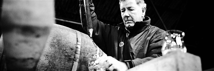Verkosten wie ein Profi: Whisky-Ikone Jim McEwan ist seit über 50 Jahren im Geschäft.