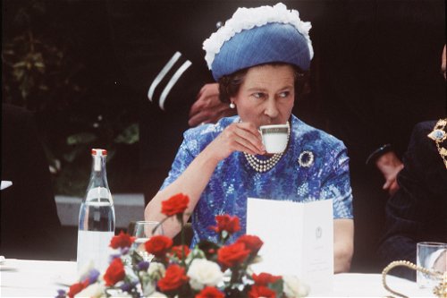 Lange rätselte die Nation, ob die Queen zuerst Tee und dann Milch in die Tasse gab oder umgekehrt. Die Antwort sorgte für Schlagzeilen.
