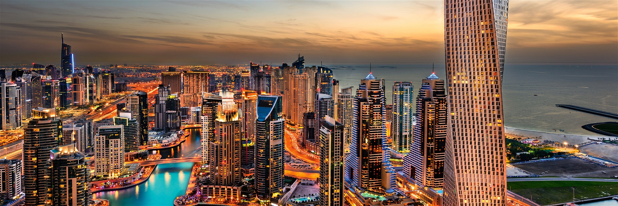 Übermorgenland: der Hafen und die beeindruckende Skyline von Dubai.