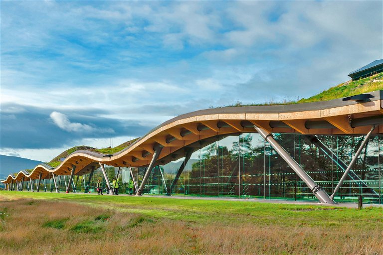The Macallan eröffnete 2018 ein neues, futuristisch anmutendes Brennereigebäude. Die hölzerne Dachkonstruktion wurde von einem oberösterreichischen Unternehmen fabriziert.
