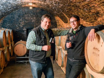 Leo Müller (links) ­aus Krustetten hat gemeinsam mit seinem Bruder Stefan das Weingut zu einem Vorzeigebetrieb entwickelt.
