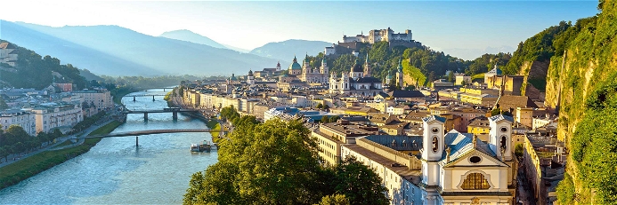 Die Salzach fließt mitten durch die Altstadt von Salzburg und ist für die Bürger Lebensader und Erholungsraum in einem.