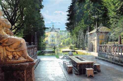 Fürstentisch im Garten von Schloss Hellbrunn mit kühler Überraschung für die Tischgesellschaft.