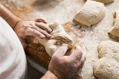 Das Brot wird von Hand hergestellt.