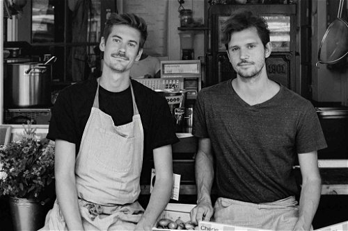 Die zwei coolsten Kartoffelverkäufer der Stadt, vielleicht sogar Deutschlands: Dominik Klier und Theo Lindinger betreiben einen Stand auf dem Viktualienmarkt...